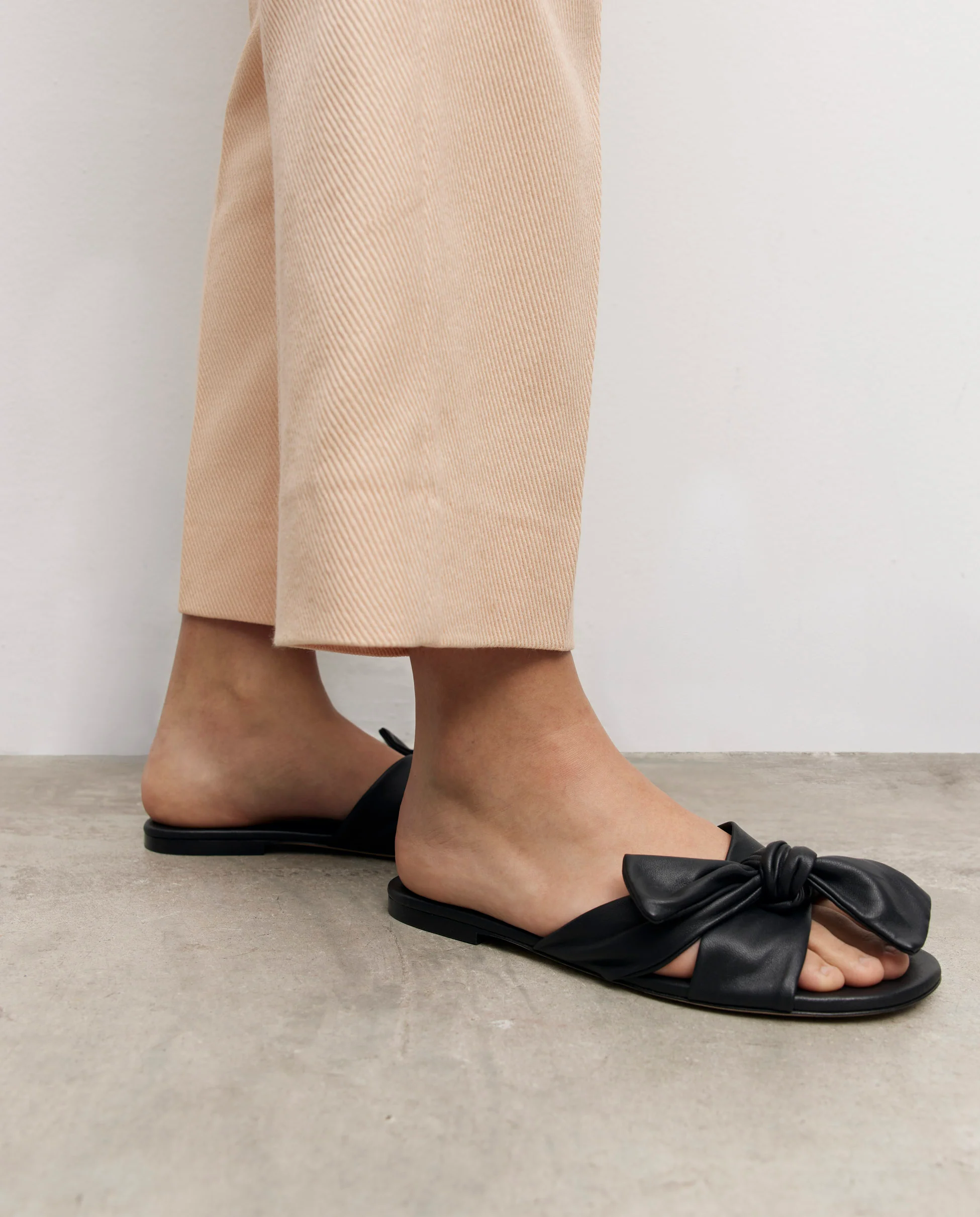 BAHIA | Black flat leather sandal - Image 3
